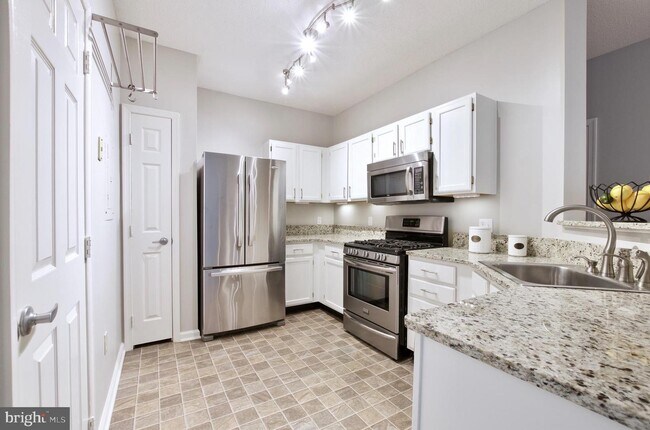 Building Photo - 1716 Lake Shore Crest Dr