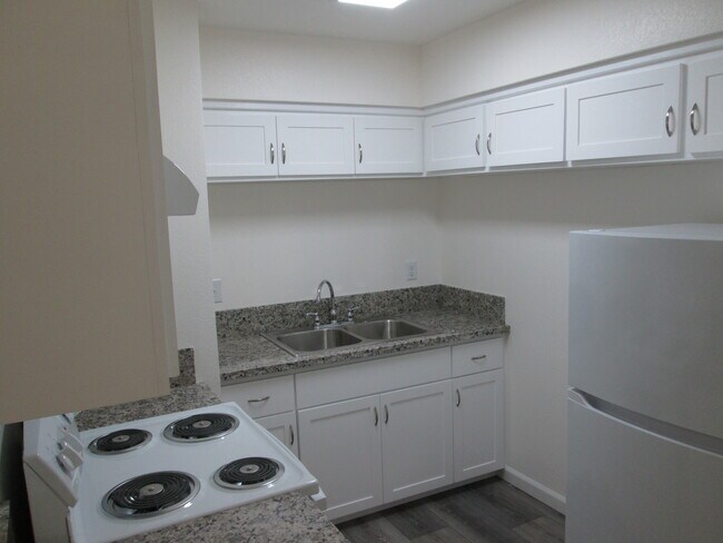 Kitchen - 1515 E Cambridge Ave