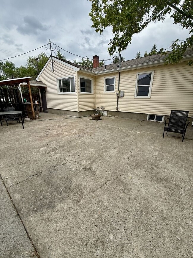Building Photo - Ideally Located 3 Bed 1.5 Bath Spokane Hom...