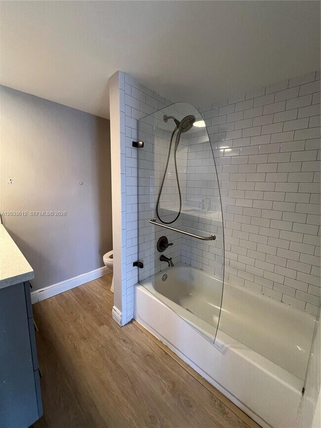 Foto del edificio - 703 Gardens Dr