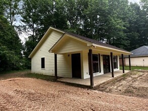 Building Photo - 112 Della St