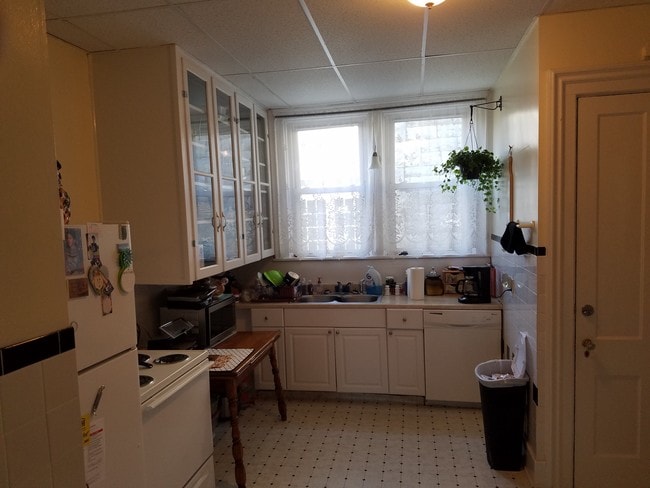 Interior Photo - 224 Locust St