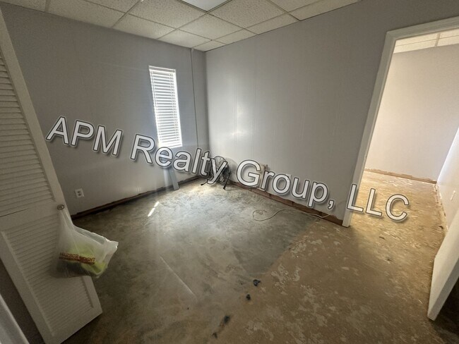Foto del edificio - Commercial Space available! Six months FRE...