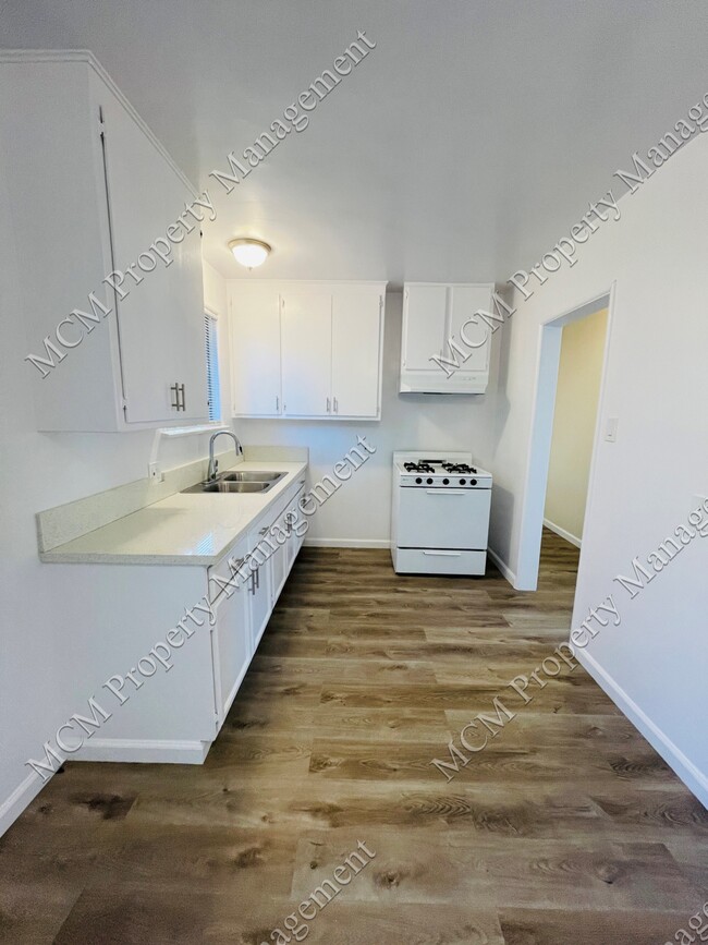 Unit #5 Kitchen - 14758 Blythe St