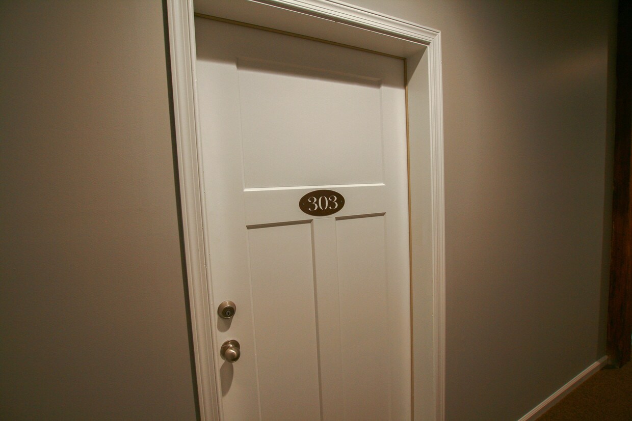 Foto principal - 632 N College St