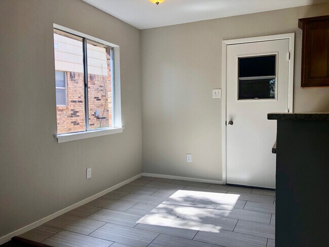 Building Photo - 3 Bedroom / 2 Bath Home with 2 Car Garage ...
