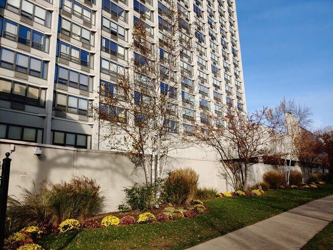 Foto del edificio - 5100 N Marine Dr