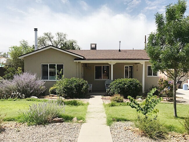 Foto del edificio - 3416 Mackland Ave NE