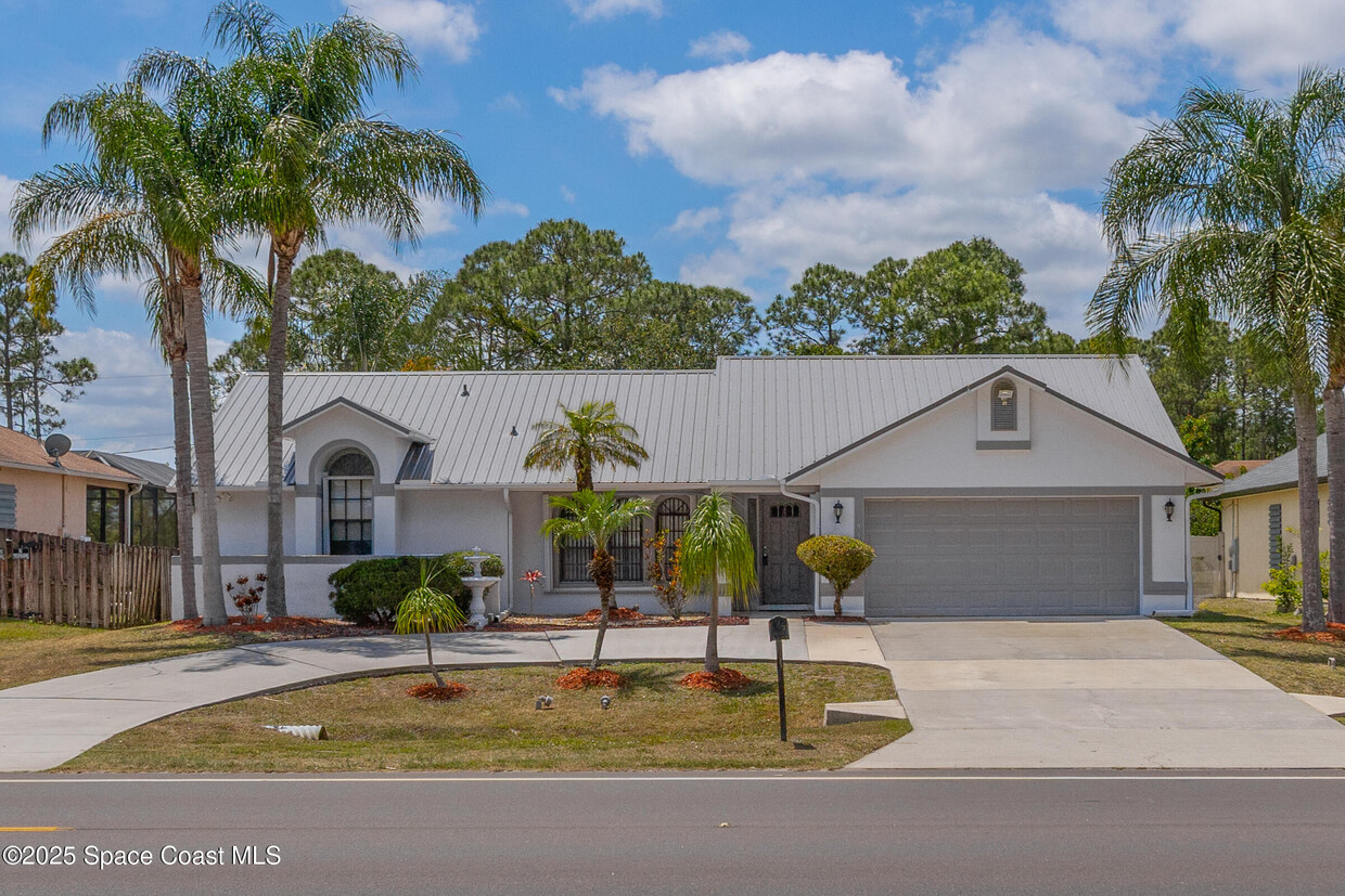 Foto principal - 930 Degroodt Rd SW