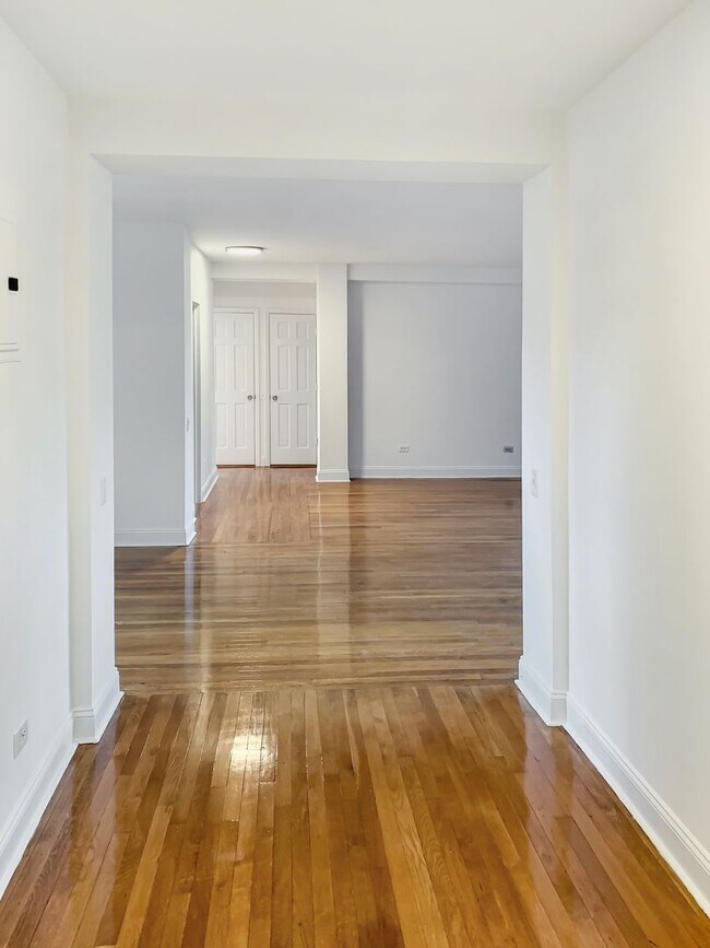 Building Photo - A prized destination in beautiful Forest Hill Garden, a place to call home