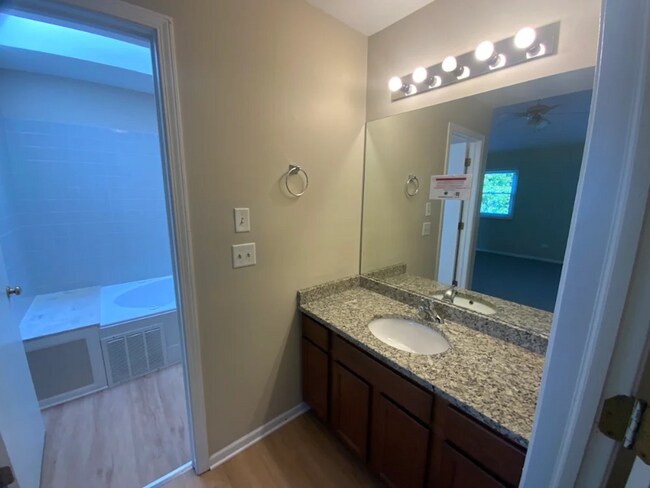 Foto del edificio - 131 Brookwood Ln E