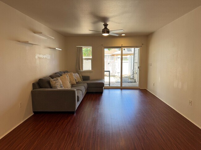 Foto del edificio - Available August 1. 2BD/2.5BA/2PKG townhou...