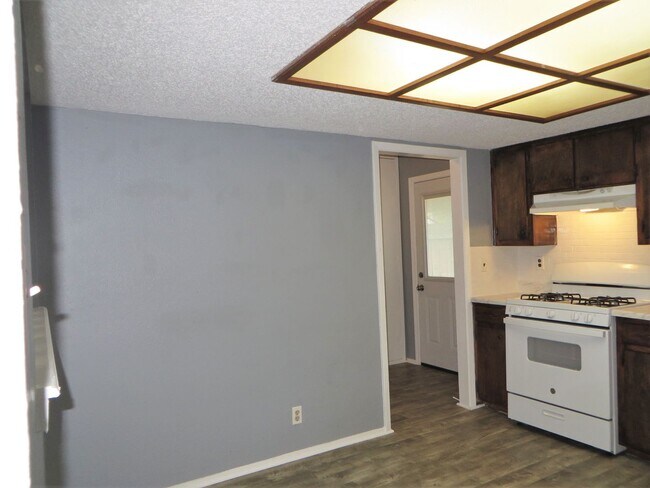 Building Photo - 663