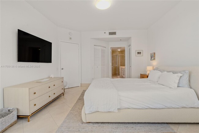 Building Photo - 808 Brickell Key Dr