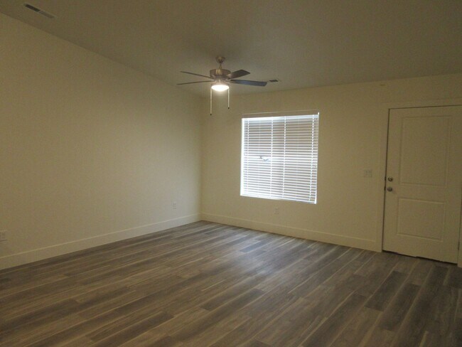 Building Photo - 3 Bed - 2 Bath Newer Construction Single L...