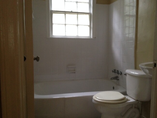 Foto del edificio - **UPCOMING**Two Bedroom / One Bathroom Hom...