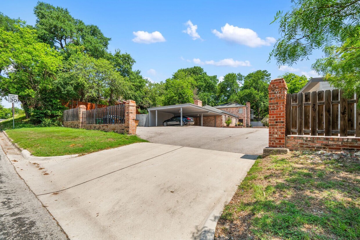 Primary Photo - TARRY TOWN DUPLEX - 3BD/2BA - AWESOME REMO...
