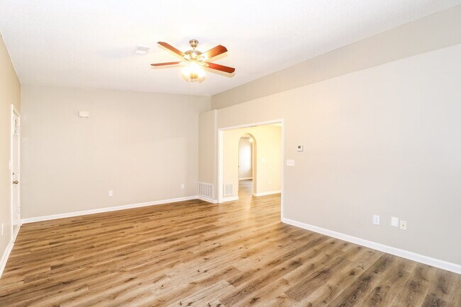 Building Photo - 3915 Woodland Dr