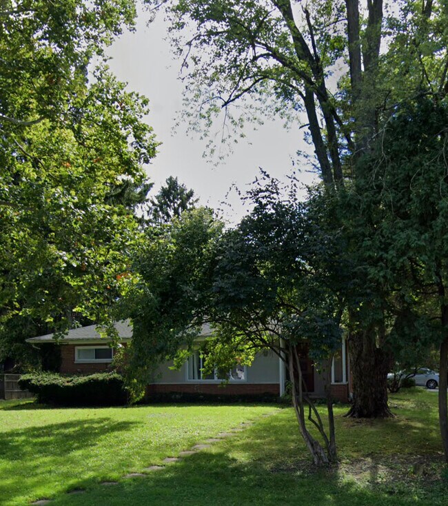 Building Photo - 2131 Springhill Dr