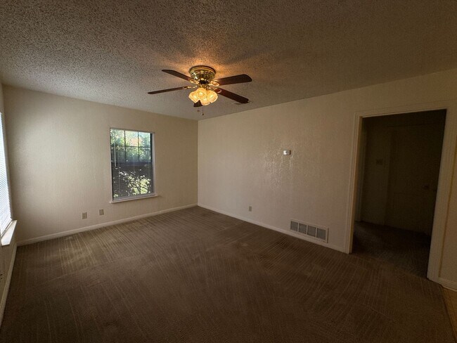 Foto del edificio - 708-708 Carrie Ave