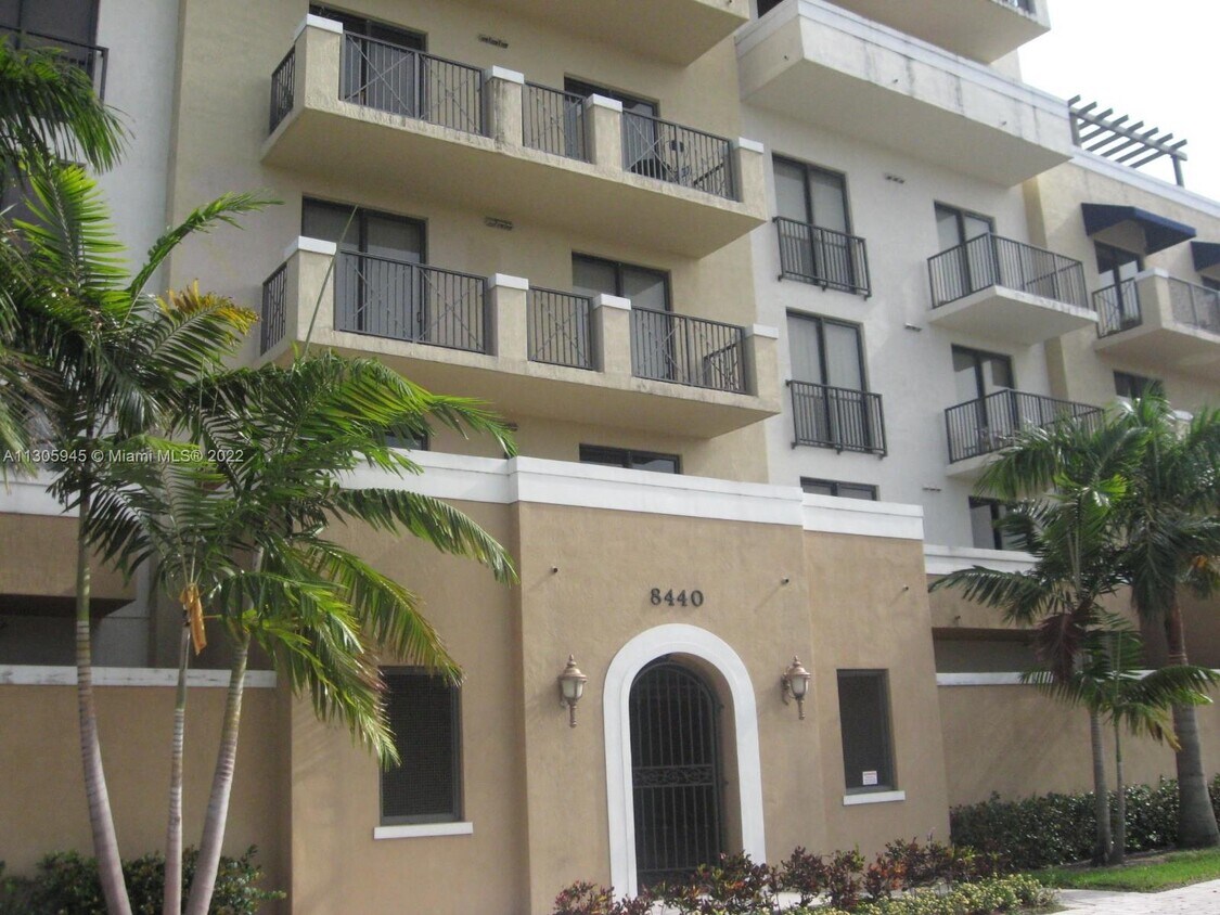 Foto principal - 8440 SW 8th St