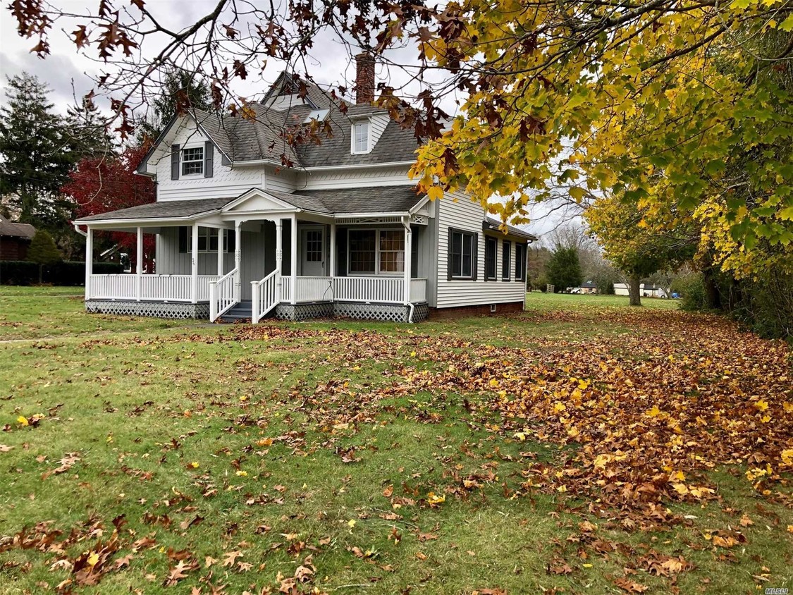 36 Woodlawn Ave, East Moriches, NY 11940 House for Rent in East