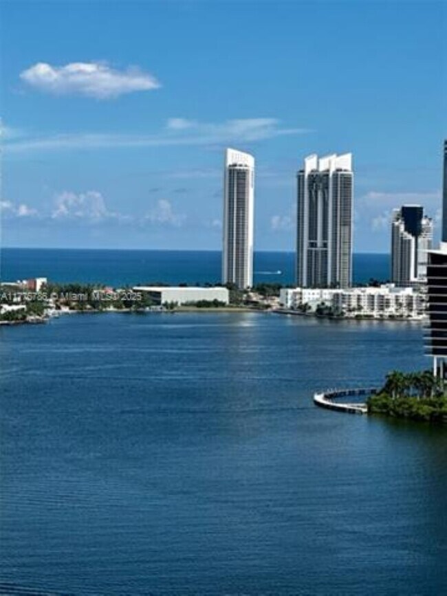 Foto del edificio - 3330 NE 190th St