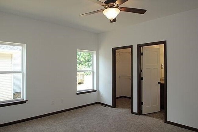 Foto del edificio - 4 Bedroom Home in Mackinaw Village