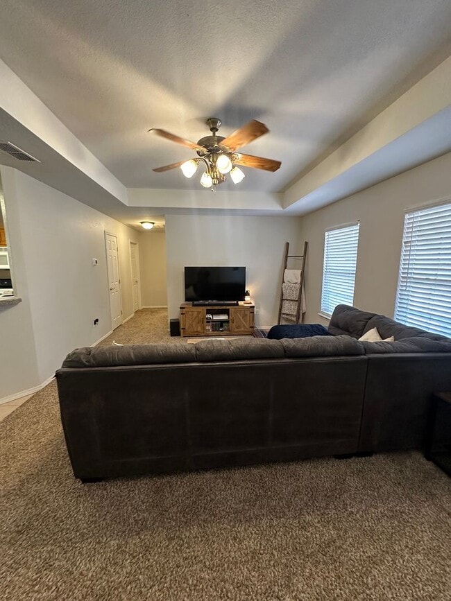 Building Photo - 3 bed 2 bath home!