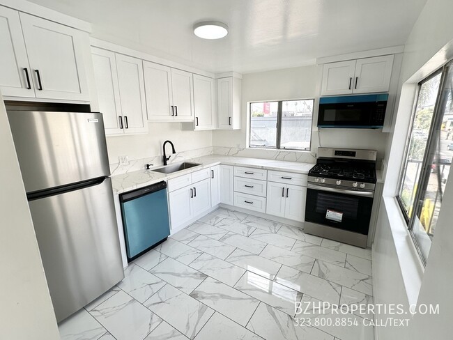 Building Photo - 2Bed 2Bath with Stainless Steel Appliances...