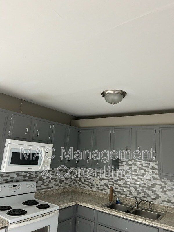 Building Photo - 1010 Country Club Rd