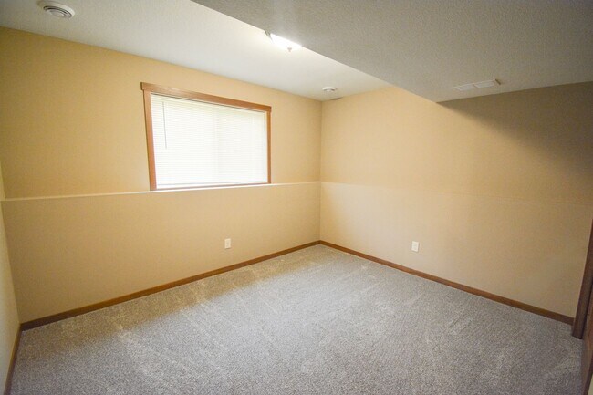 Foto del edificio - Beautiful and Spacious 4 Bedroom 3 Bath Av...