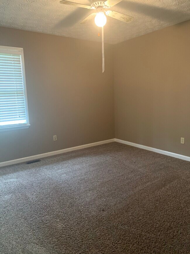 Building Photo - 4055 Sharon Dr