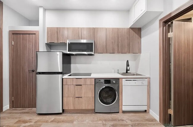 Building Photo - 437 W 46th St