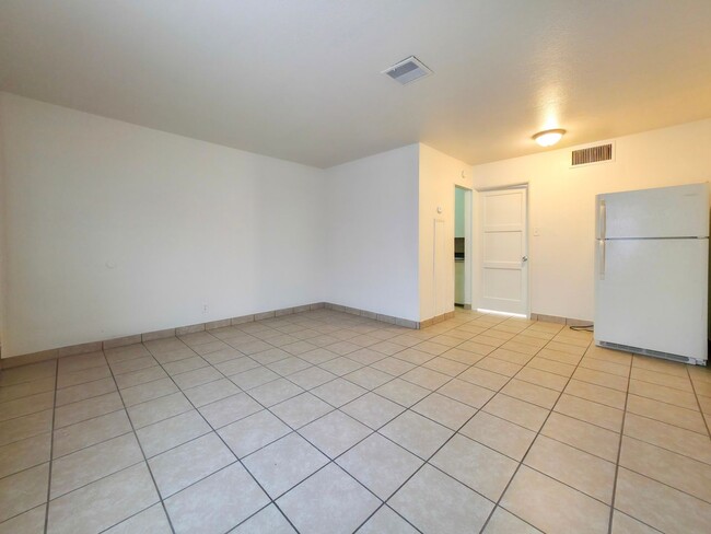 Foto del edificio - 585 W 3rd St