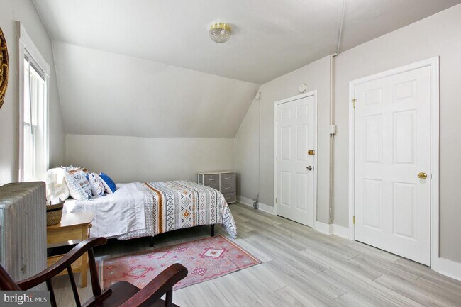 Building Photo - 218 S Augusta Ave