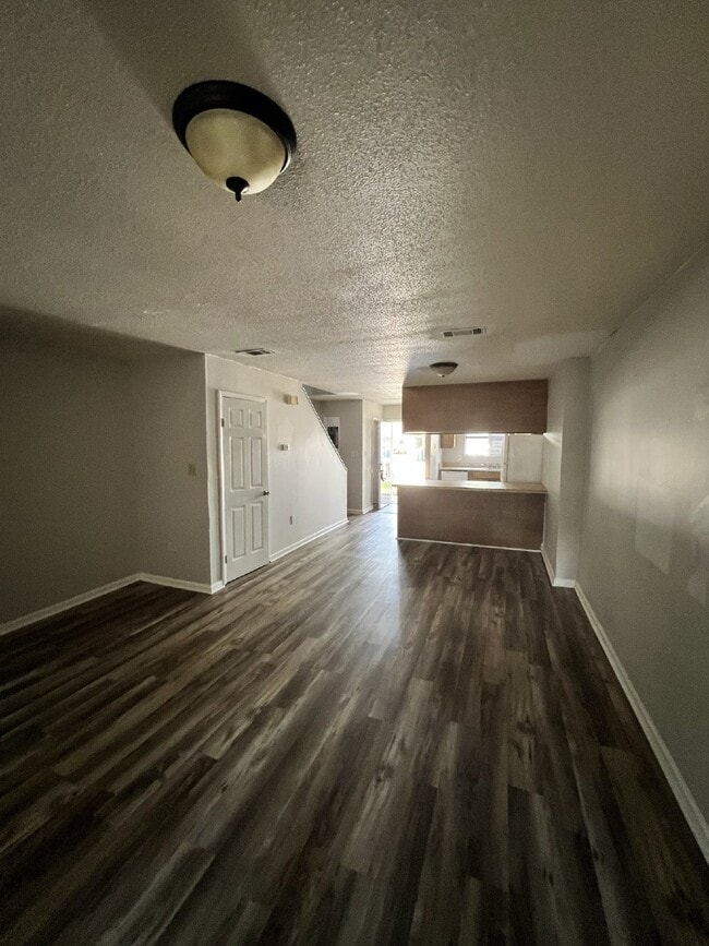 Building Photo - Townhouse For Rent