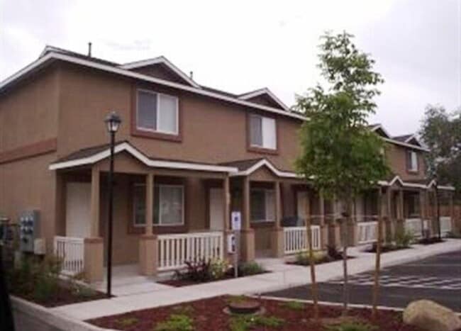 Building Photo - Townhouse in Gated Community For Rent