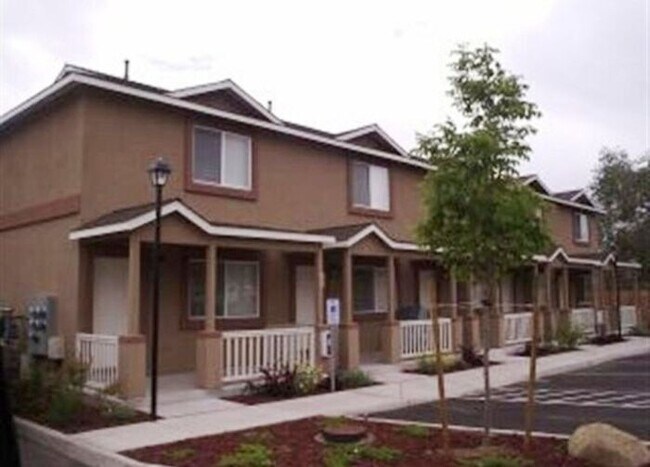 Foto del edificio - Townhouse in Gated Community For Rent