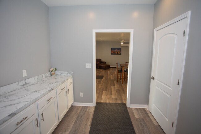 Foto del edificio - 1529 W Market St