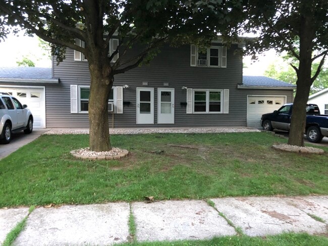 Building Photo - 808 Smits St