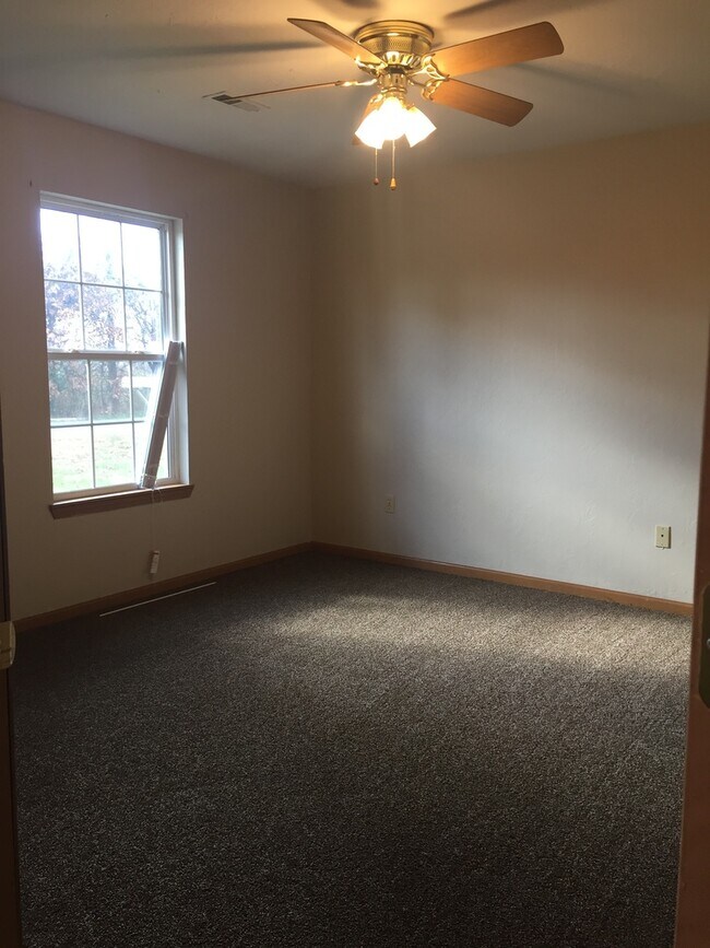 Building Photo - 2 Bedroom, 1 Bathroom Duplex
