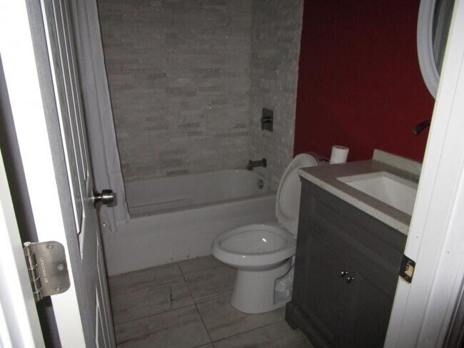 Building Photo - 3 bedroom in Chicago IL 60628