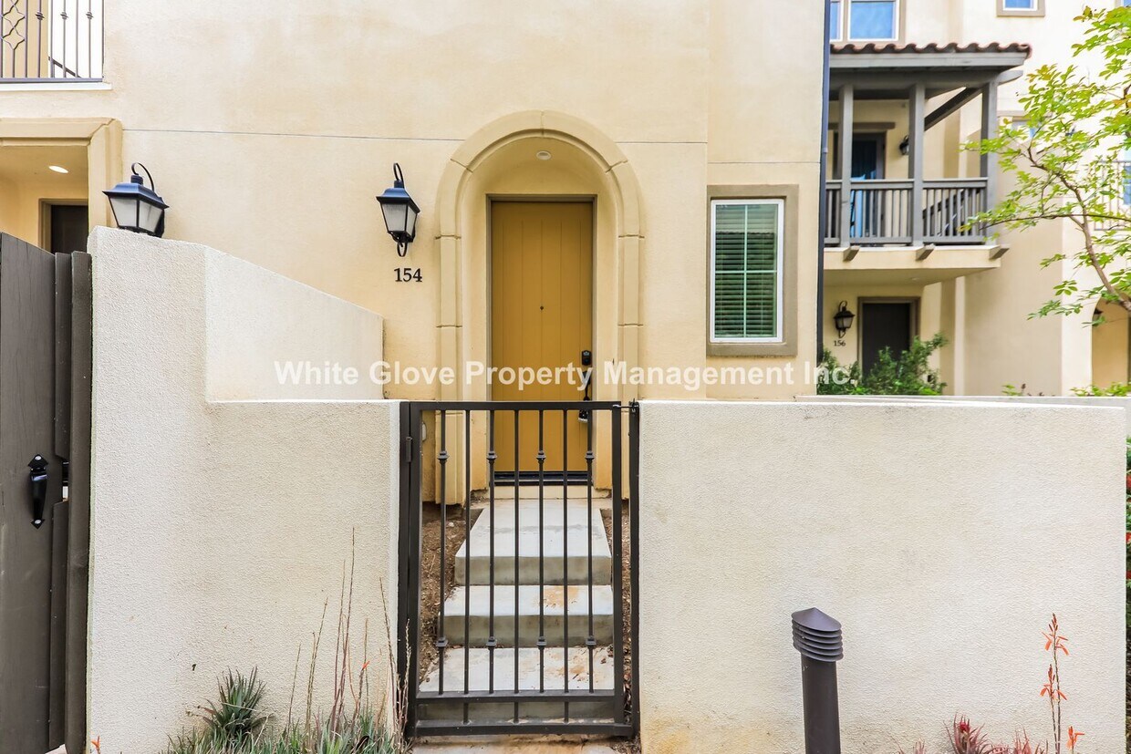 Foto principal - 2 Bedroom La Habra Townhome