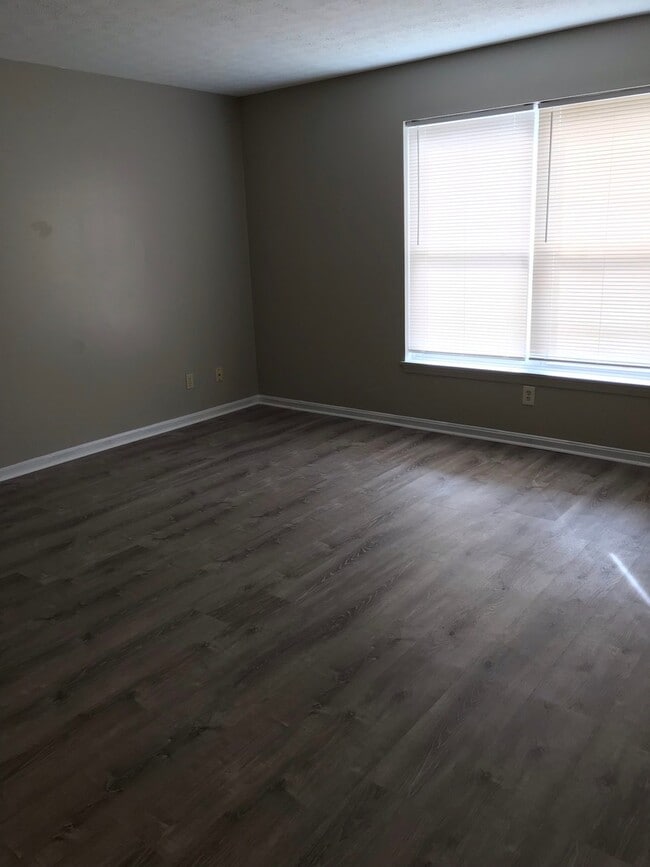 Building Photo - Affordable 3 bedroom in West Louisville-Section 8 Accepted