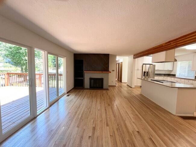Foto del edificio - Beautifully Updated 4-Bedroom Home with Fr...