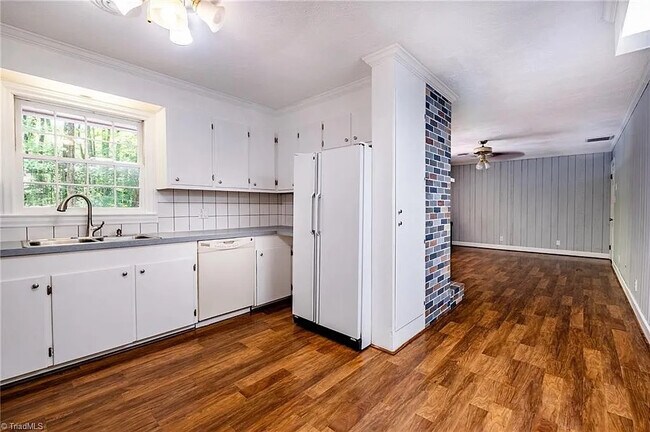 Foto del edificio - Room in Single Family Home on Kinnamon Rd