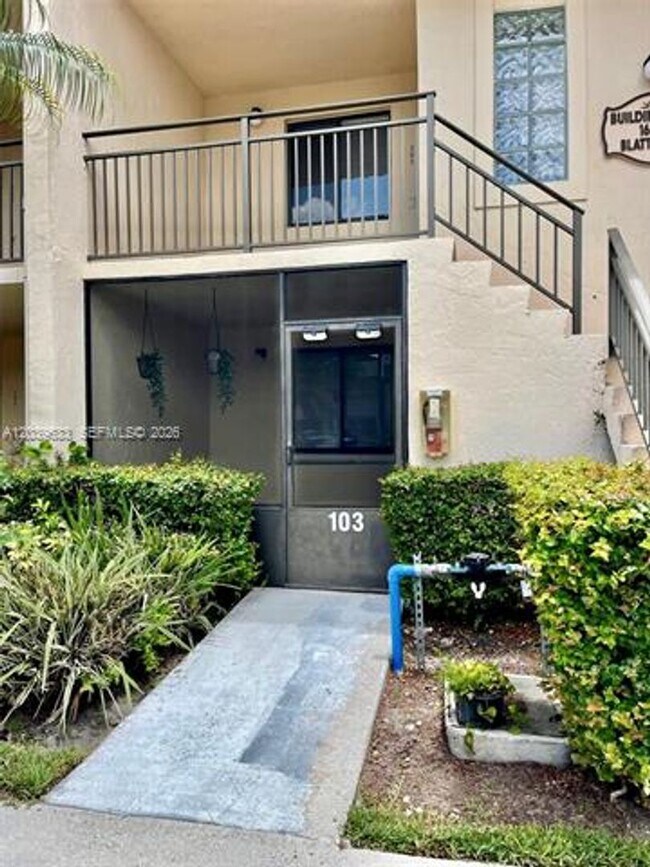 Foto del edificio - 16461 Blatt Blvd