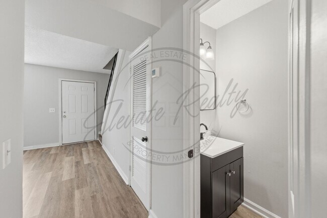 Foto del edificio - Two Bedroom Townhouse with Updates in North Nashville!