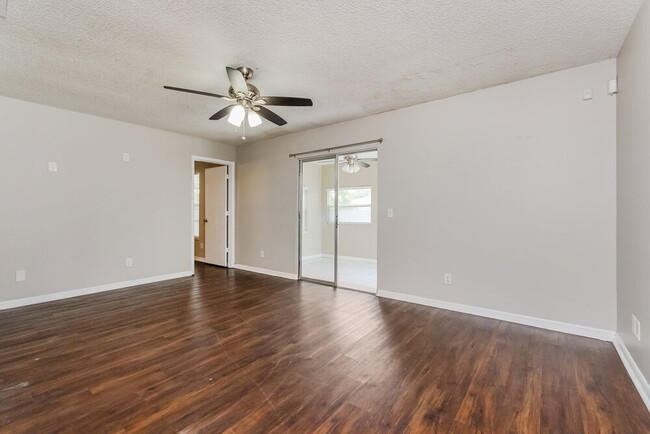 Building Photo - 718 Del Prado Dr